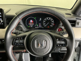 ステアリング右手側に安全運転支援機能のホンダセンシングをコントロールするスイッチ、左手側にオーディオ関連のコントロールスイッチを配置、視線を逸らすことなく運転に集中できます