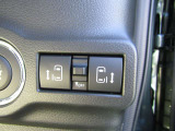 後部座席は両側電動スライドドアです。ドアの開閉は運転席からも操作可能です。