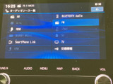 多様なメディアに対応し、お好みの音楽を快適に楽しめます。ラジオ、CD、Bluetoothなど、様々なソースから音楽を楽しめます。