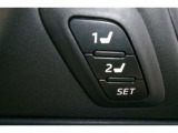 運転席に2名分のステアリング、シート、ポジションを記憶。乗るたびにその状態を再現します。