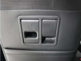 【スーパースライドシート】助手席を後ろへスライドすれば運転席後に座るお子様のお世話を楽に。前にスライドすれば後席にお子様を座らせた後にそのまま運転席に。大きく動く助手席で空間を自在に変化!