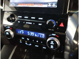 左右独立温度コントロールフルオートエアコンです。運転席、助手席それぞれで独立して温度設定ができます。冷え性の方が乗っても安心ですね♪