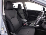 シックな色使いの運転席周りですね。すっきりとしたデザインで上品な色使いです。居心地の良い運転席、長く座ってられるリラックスできるデザインがいいですね。