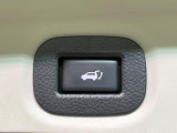 【パワーバックドア】スマートキーや運転席のボタンを押すだけでリアゲートが自動で開閉します!荷物を持っている時や、高い位置にあるバックドアを閉める際に便利な機能です♪