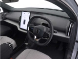 スポーツステアリングホイールのグリップ部には、しっかりとホールドできるスクエアデザインを採用しました。