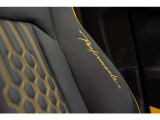 Seats in leather with Performante trim