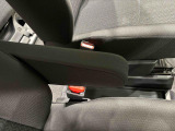運転席にはフロントセンターアームレスト。