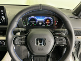 ステアリング右手側に安全運転支援機能のホンダセンシングをコントロールするスイッチ、左手側にオーディオ関連のコントロールスイッチを配置、視線を逸らすことなく運転に集中できます
