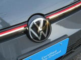 エンブレム内に搭載されたセンサーで、車間距離維持や衝突被害軽減ブレーキなどの運転支援機能(ACC)をサポートします。