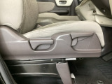 【前席】運転席にはシート高を調整できるハイトアジャスターが装備され、幅広いシートポジションの設定が可能になっております♪