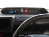 アナログメーターの無いメーターパネル。運転席からのひろびろした視界をさえぎることなく、ドライバーに必要な情報をタイムリーに伝えます。