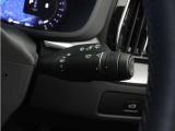 雨滴を自動感知して展開量を自動調整するレインセンスワイパーも標準搭載。突然のゲリラ豪雨や霧雨の続く中でのトンネル連続通過など、騒がしく手を動かす必要はもうありません。