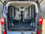 3列目シートをすべて跳ね上げていただくと更に荷室を広く使っていただくことが出来ます。