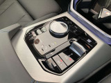 シフトレバーとBMWお馴染みのiDriveコントローラー。直観的な操作が可能です。