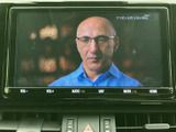 停車時に、お子様と一緒に映像を楽しめます。移動時間を有効活用し、快適な空間を実現。