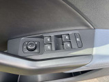 運転席ドアにはドアミラー調整やパワーウインドーなどのスイッチを集約。手元で各機能を操作できます。