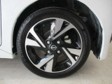 ■純正15インチアルミホイール!タイヤサイズは165/55R15です。【左右フロント/2024年16週 溝4.5mm。右後ろ/2024年16週 溝5mm。左後ろ/2024年25週 溝5mm。】