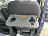 運転席シートバックテーブルのお写真です。買い物フック&ドリンクマグホルダー付きです。