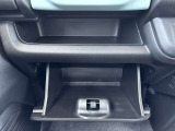グローブボックスは広々収納。車検証や説明書などをまとめてしまいこめます♪