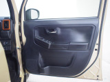 運転席ドアです。各ドアのドアトリムは目立つようなキズや汚れ等は無く状態良く保たれています。