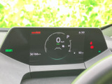 スタイリッシュなデザインと分かりやすい表示で、車両の状態を常に把握できます。運転に必要な情報を一目で確認できます。