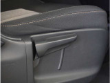 【運転席シートリフター】運転席シートリフターで座面を上下に上げ下げできます。運転しても疲れにくい姿勢に調整できます。