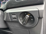 ダイヤル式のライト操作部を運転席右側に配置。オートライトなどの機能を分かりやすく操作できます。