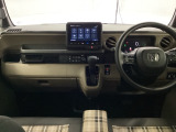 運転席周辺のスマートなレイアウトが、操作のしやすさを実現。快適なドライブをサポートします。手元で操作ができる、電子制御パーキングブレーキ。