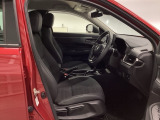 フロントは広々セパレートシート、運転席は、高さを調整できるハイトアジャスター付きです。