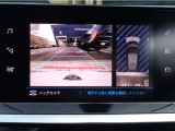 リバースポジションにシフトすると自動的にカメラが作動、モニター画面に後方の視界が映し出される、安心のバックカメラを装備。