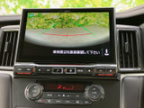 後方視界を広げ、駐車時の安全性を高めるバックモニター。狭い場所でも安心して運転できます。