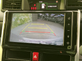 車の後方が一目で確認できるバックモニターを搭載。駐車場での出し入れや、狭い場所での運転をサポートします。