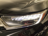 【LEDヘッドライト】が装備されています。夜間走行時や雨の日に明るく安全に前方を照らすことが出来ます。対向車からも見えやすいので相手に接近を知らせることも出来ます。
