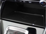【ワイヤレス充電】ワイヤレス充電Qi規格に対応したスマートフォンなどの携帯機器を充電できます。