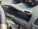 運転席前方に蓋つきの収納スペースがあります。