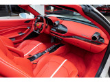上質なレザーを使ったインテリア。SF90や296GTB と違い、アナログ操作がほとんどです。