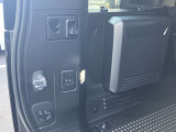トランクルームから車体を下げるスイッチが装備されています。