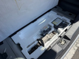 荷室下には、工具やパンク修理キットが収納されています。