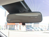 ルームミラーは防眩機能つきで、まぶしい車が来ても反射光を抑えてくれます。