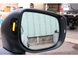 【BSM】走行中、ドアミラーの死角になりやすい箇所に後続車が接近すると、サイドミラーレンズに警告表示し、ドライバーに注意喚起をしてくれます。