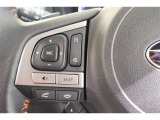 ステアリングには運転中でも簡単に操作できる各種スイッチついてます