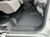 後部座席も十分な広さがあります!シートを倒せば荷物もさらに沢山積めますね♪