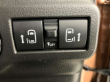 両側電動スライドドアです。各ドアノブだけでなく、運転席でも両側のスライドドアをスイッチひとつでコントロールできます。