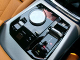 コンパクトに設計された電子式シフトレバーを採用。軽い操作でスムーズにギアチェンができ、モダンで洗練されたデザインがセンタコンソールに上質な印象を与えます