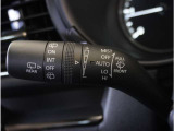 【オートワイパー機能】レバーをAUTOの位置にしているとき、レインセンサーが雨を感知すると、雨量に応じて、ワイパーが自動で作動します。
