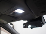 ルームランプは明るいLEDタイプ。夜間の室内を明るく照らします。