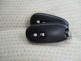 【スマートキー】かばんやポケットに携帯するだけで、ドアの開け閉め・エンジンの始動が可能です。また、ボタン操作でもドアの開け閉めが可能です。