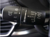【オートワイパー機能】レバーをAUTOの位置にしているとき、レインセンサーが雨を感知すると、雨量に応じて、ワイパーが自動で作動します。