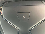 【SOSコール】車両の通信システムにより、SOSコールを発信することが可能です。また、エアバックの開くような大きな事故の場合は自動で通信を開始します。もしもの時にも安心です。