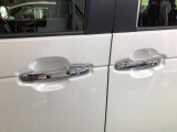 【ドアハンドル】Hondaスマートキーを携帯し、ロックボタン、ドアハンドルを操作することで施錠や解錠ができます。